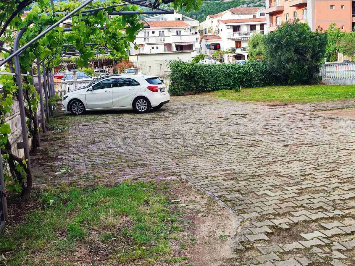 Parking ispred zgrade