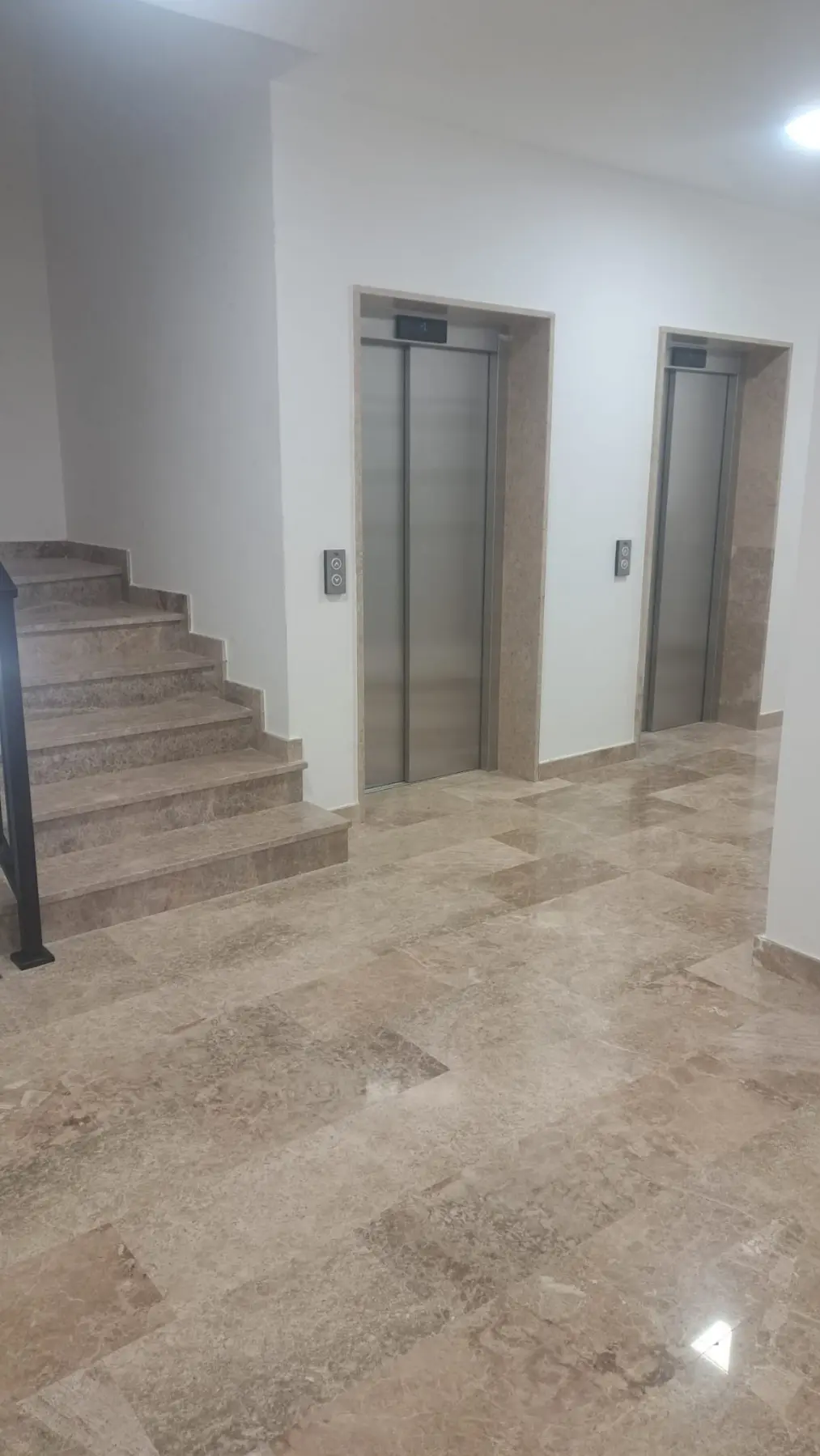 Zgrada posjeduje lift