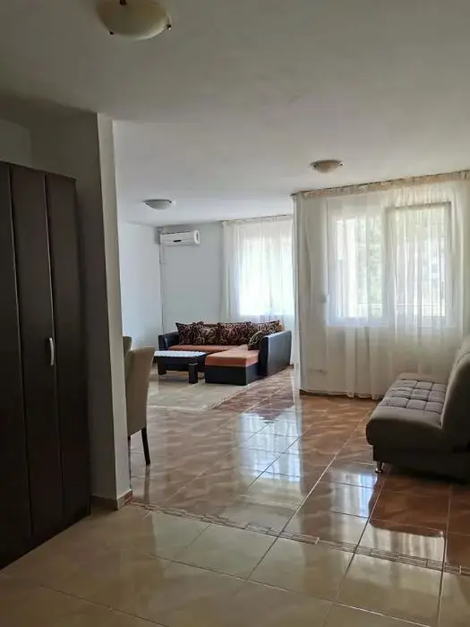 Dnevni boravak posmatrano iz hodnika