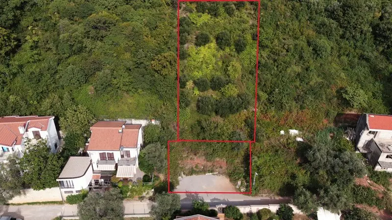 Pravilnog je oblika i sastoji se od tri urbanisticke parcele