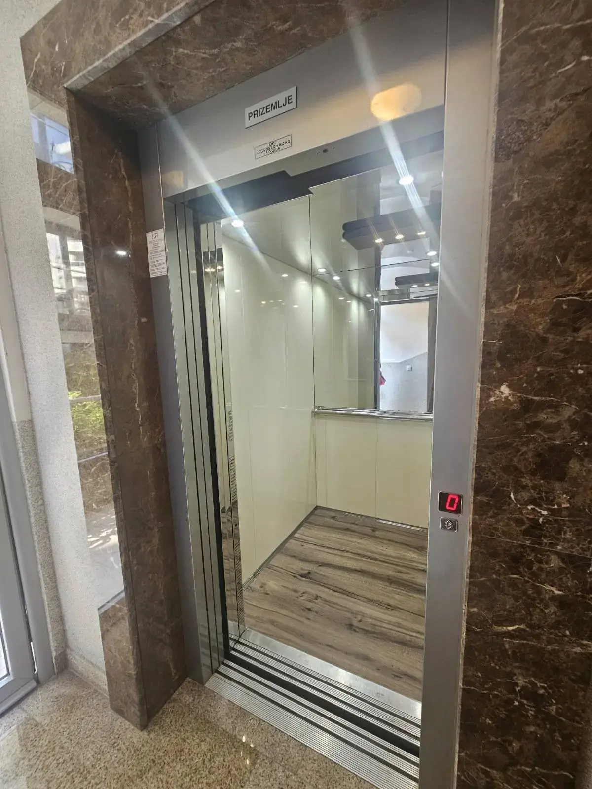 Zgrada posjeduje lift