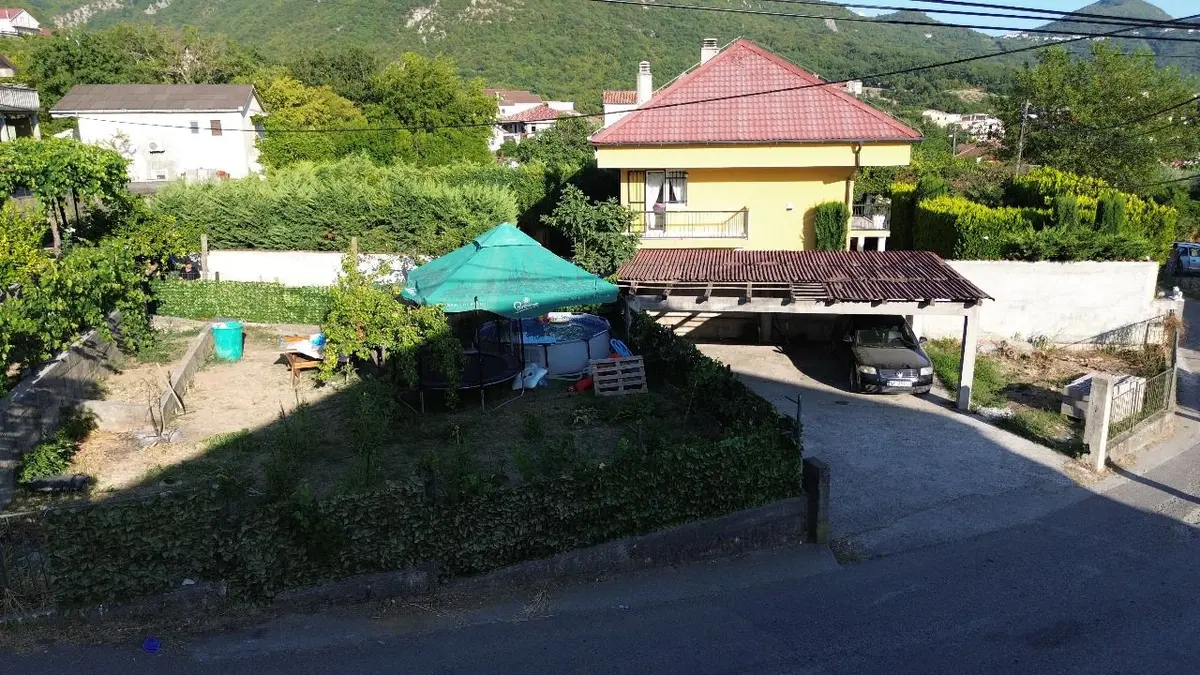 Zemljiste zauzima povrsinu od 308m2