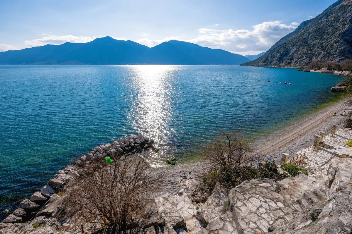 Nalazi se na samoj obali mora
