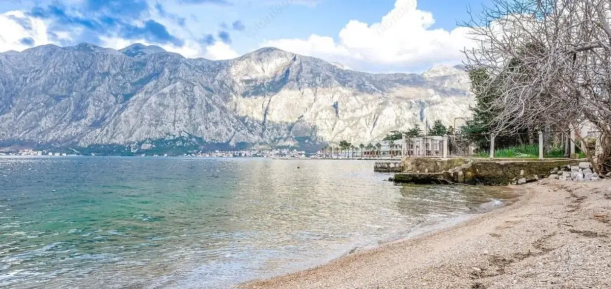 Kuca se nalazi na samoj obali mora Kuca se nalazi na samoj obali mora