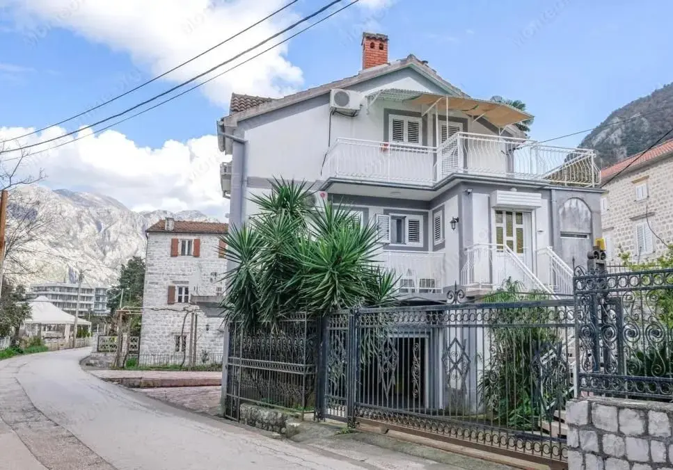 Zauzima  povrsinu od 150m2 Zauzima  povrsinu od 150m2