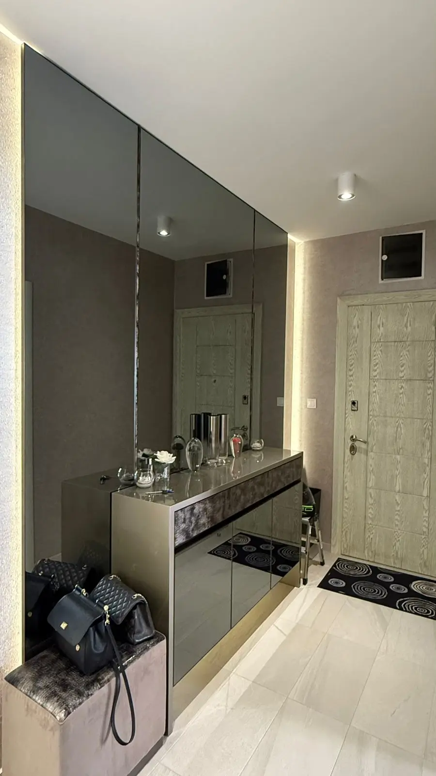 Hodnik i ulaz u stan