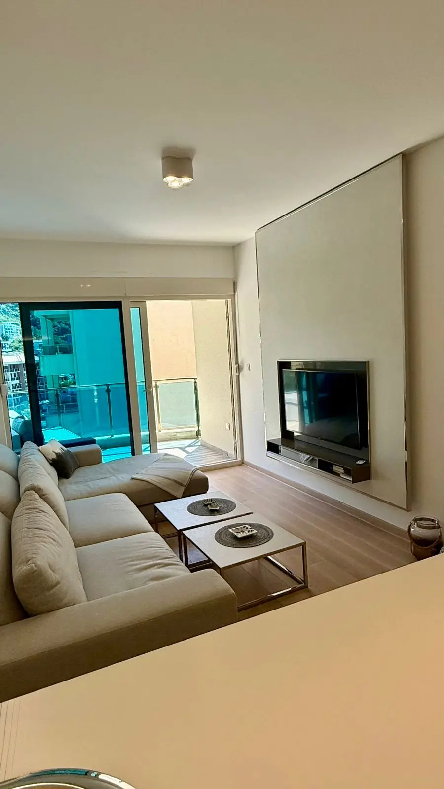 Dnevni boravak posmatrano iz kuhinje