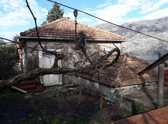 Zemljiste posjeduje UTT uslove za izgradnju  stambenog prostora povrsine  712m2