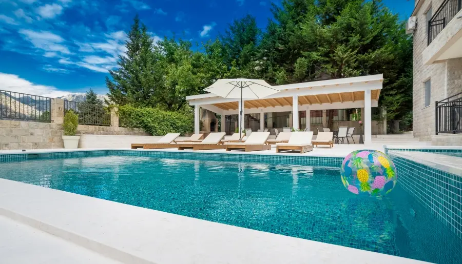 Vila posjeduje bazen i prostor za odmor