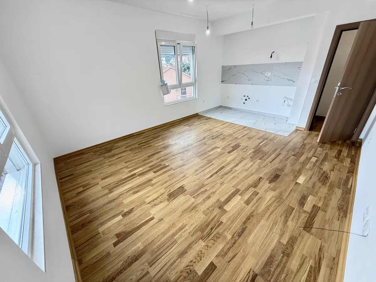 Dnevni boravak sa kuhinjom i trpezarijom