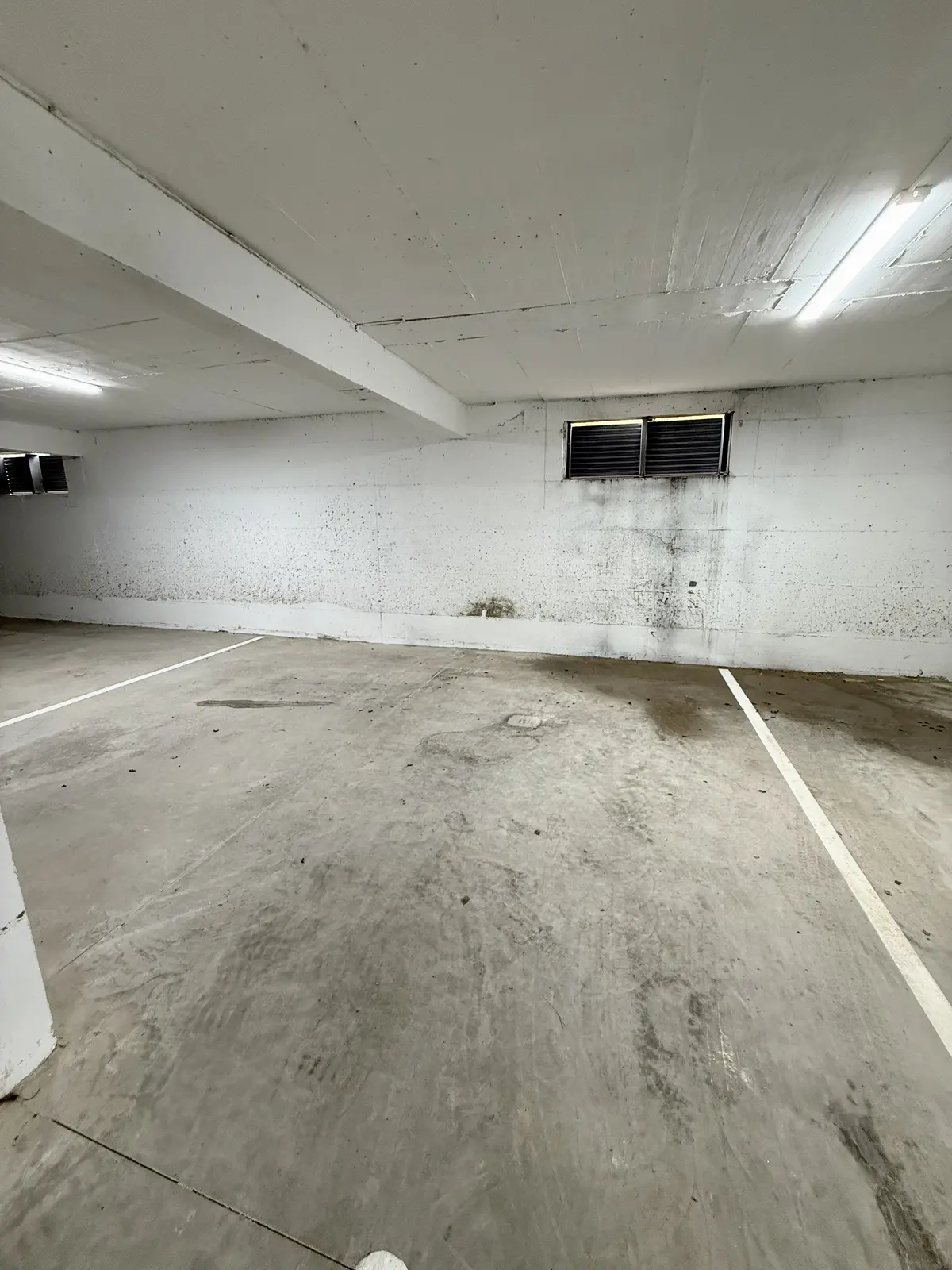 Postoji mogucnost kupovine garaznog mjesta