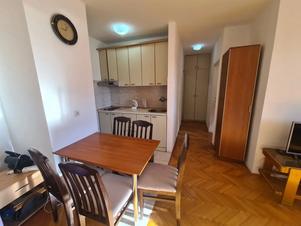 Kuhinja sa trpezarijom u jednom stanu Kuhinja sa trpezarijom u jednom stanu