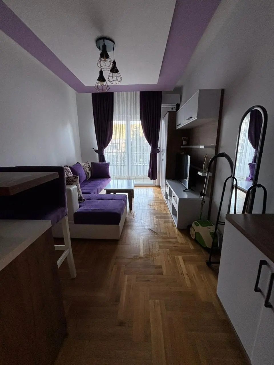 Dnevni boravak posmatrano sa ulaznih vrata