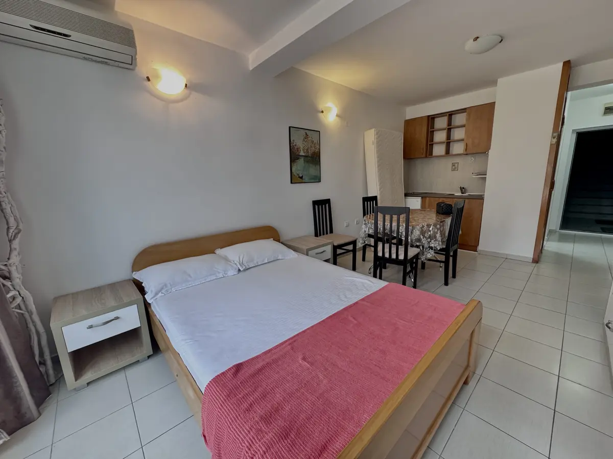 Dnevni boravak sa kuhinjom i trpezarijom