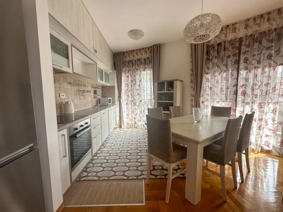 Kuhinja sa trpezarijom