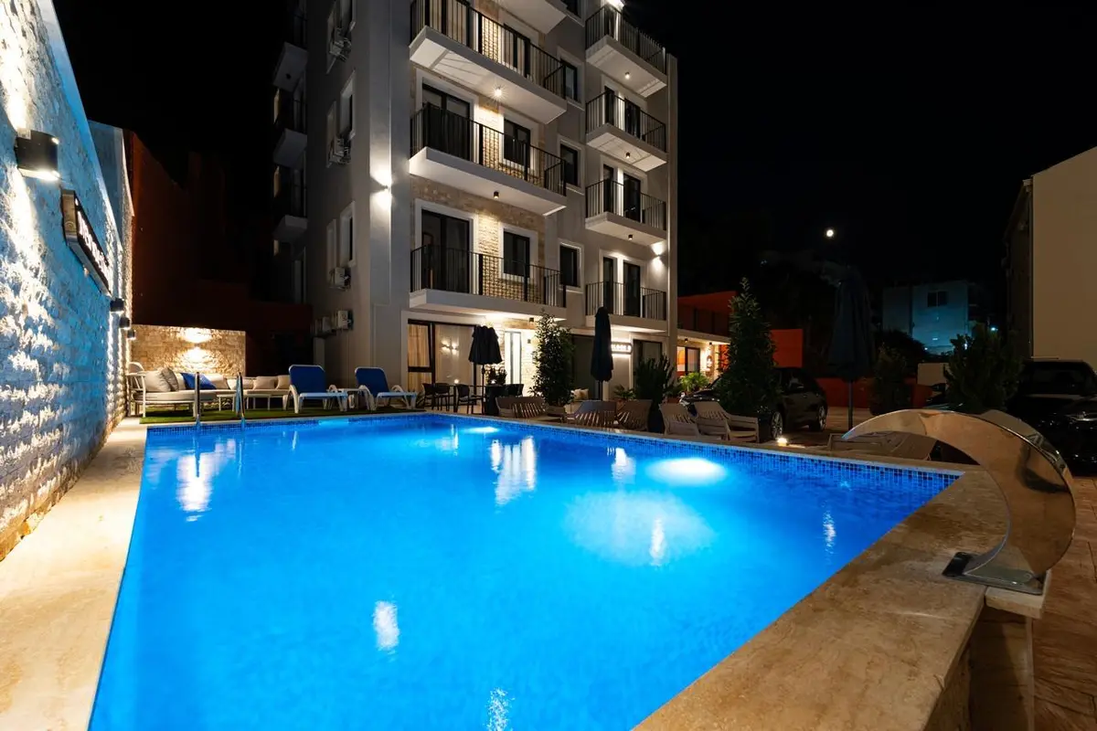 U okviru kompleksa se nalazi bazen