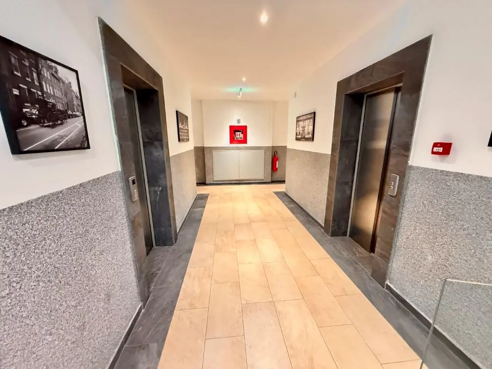 Kompleks posjeduje dva lifta