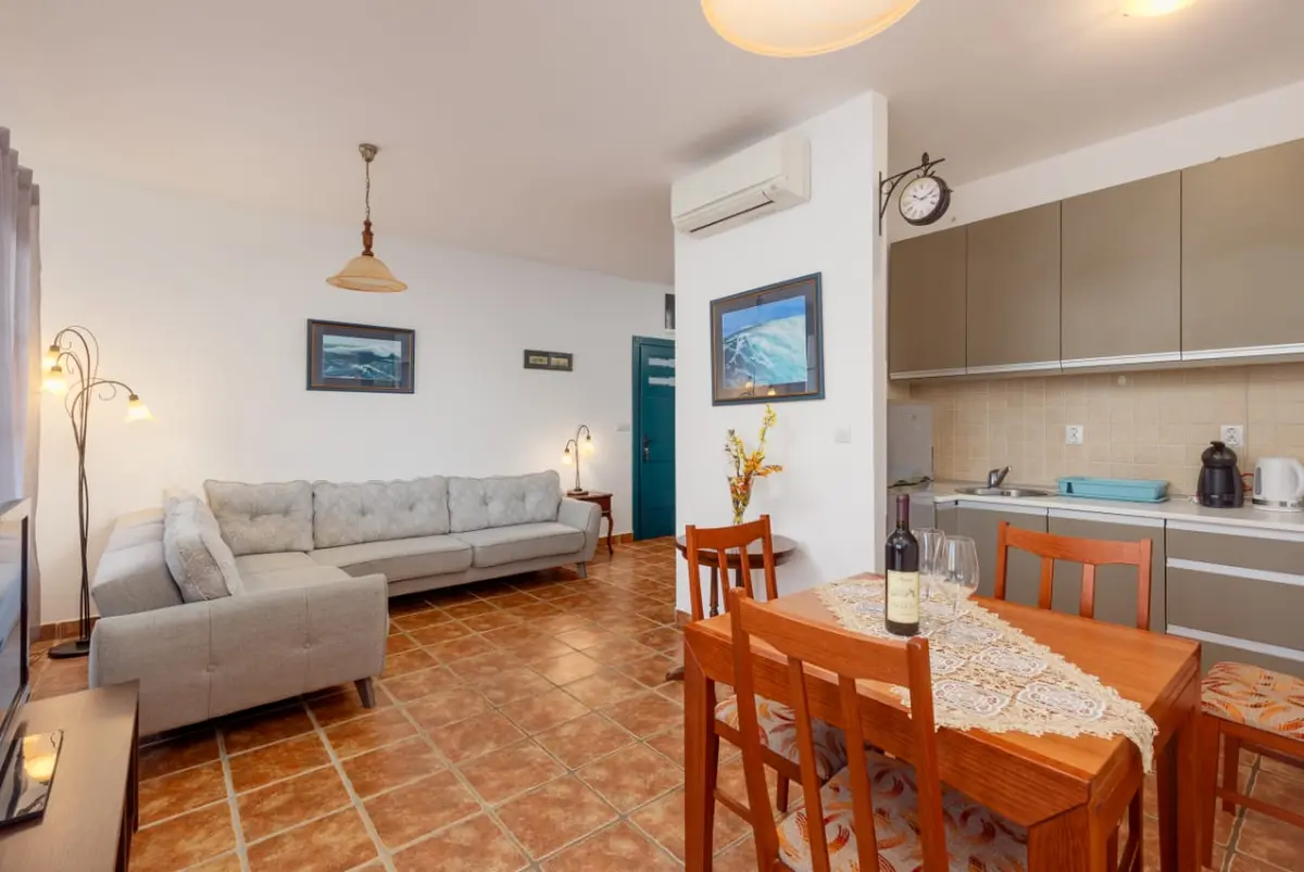 Dio dnevnog boravka sa kuhinjom i trpezarijom