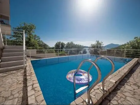 Kompleks u kojem se stan nalazi posjeduje bazen za svoje stanare