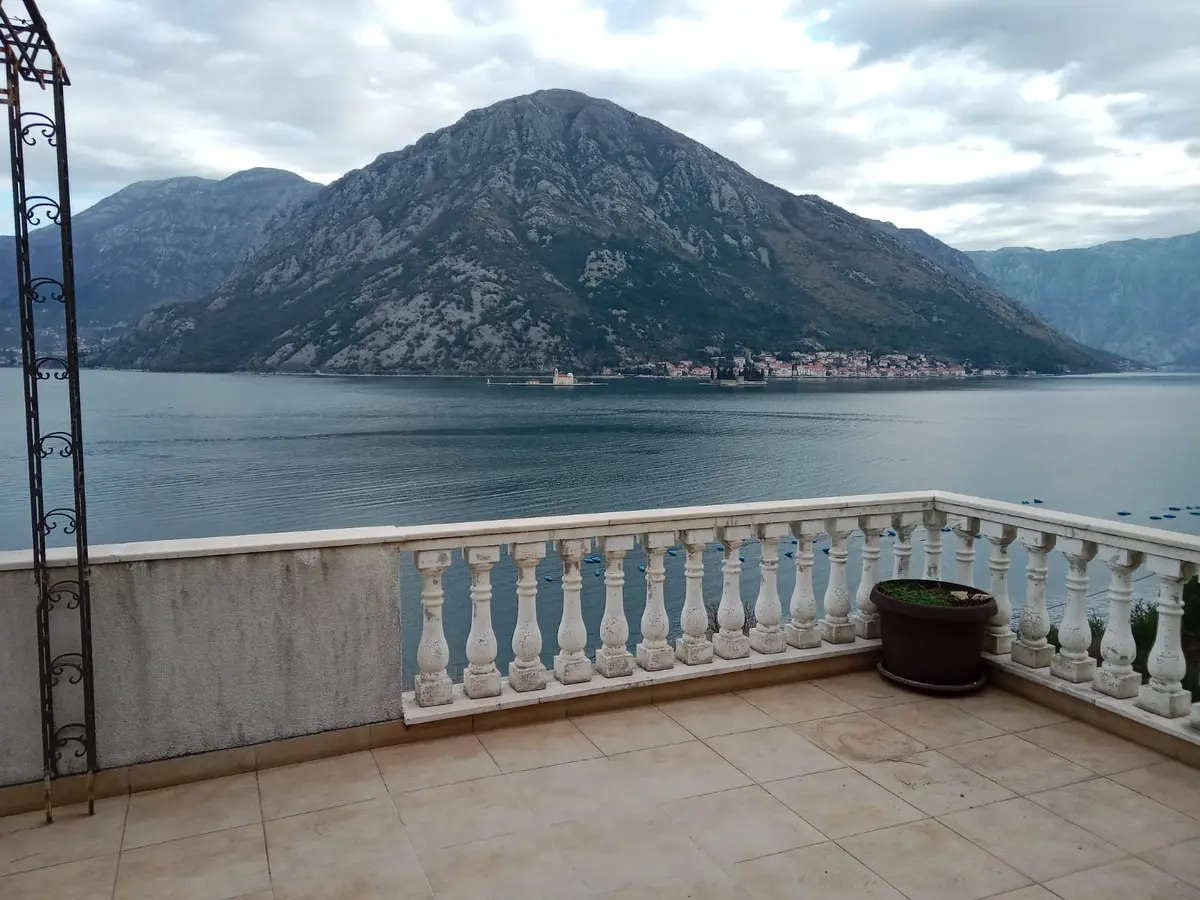 Sa terase se pruza panoramski pogled na more