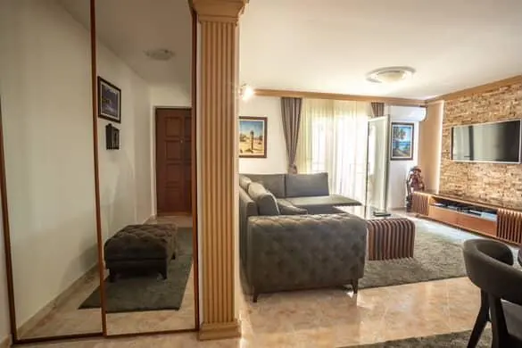 Dnevni boravak posmatrano iz hodnika