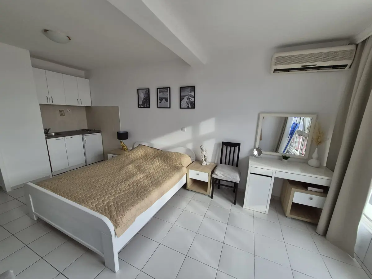 Dnevni boravak sa kuhinjom i trpezarijom