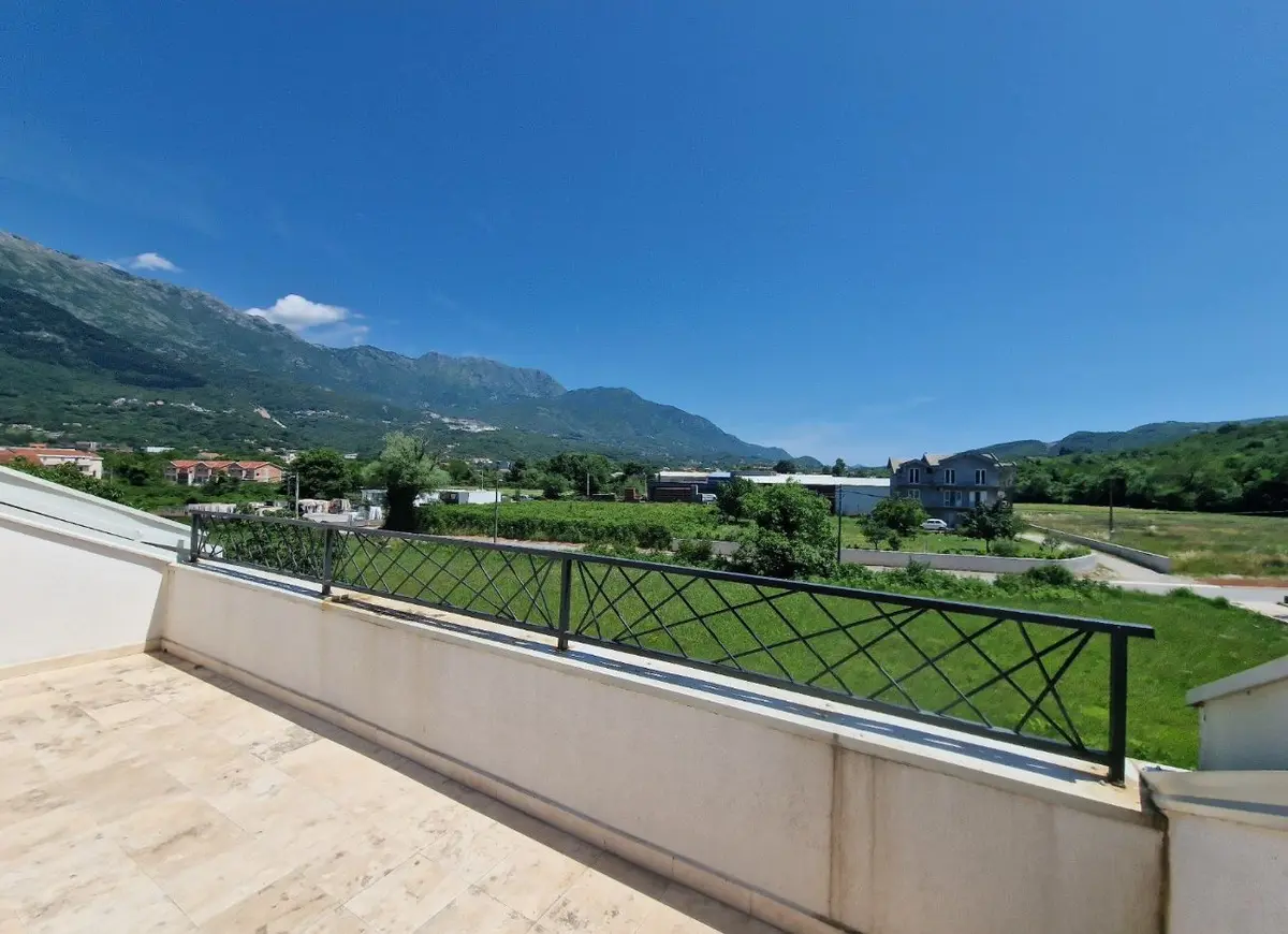 Objekat se nalazi na samo 600 metara udaljenosti od magistrale Budva-Tivat