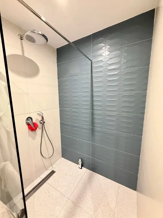 Dio kupatila sa tus kabinom