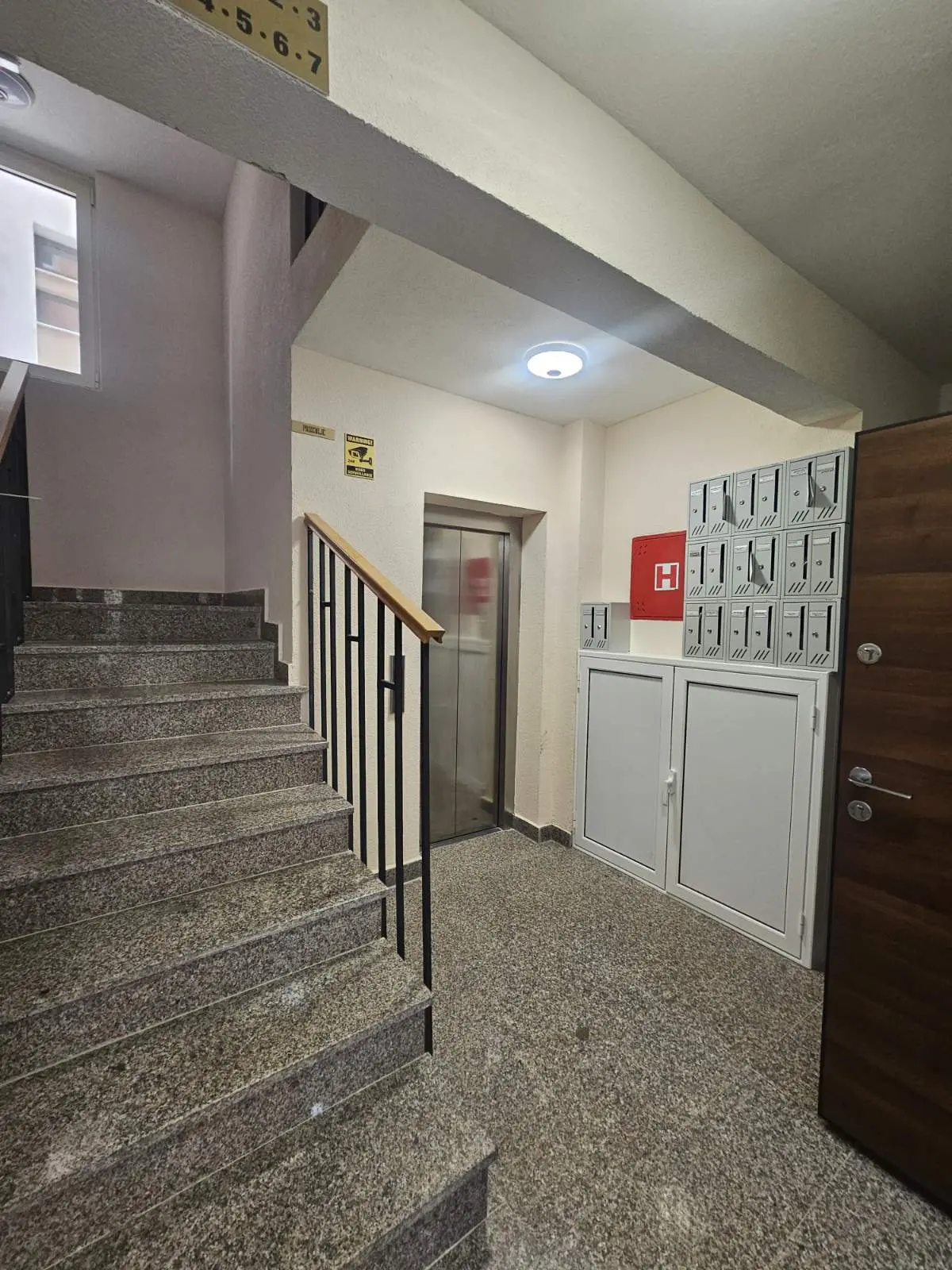 Zgrada posjeduje lift