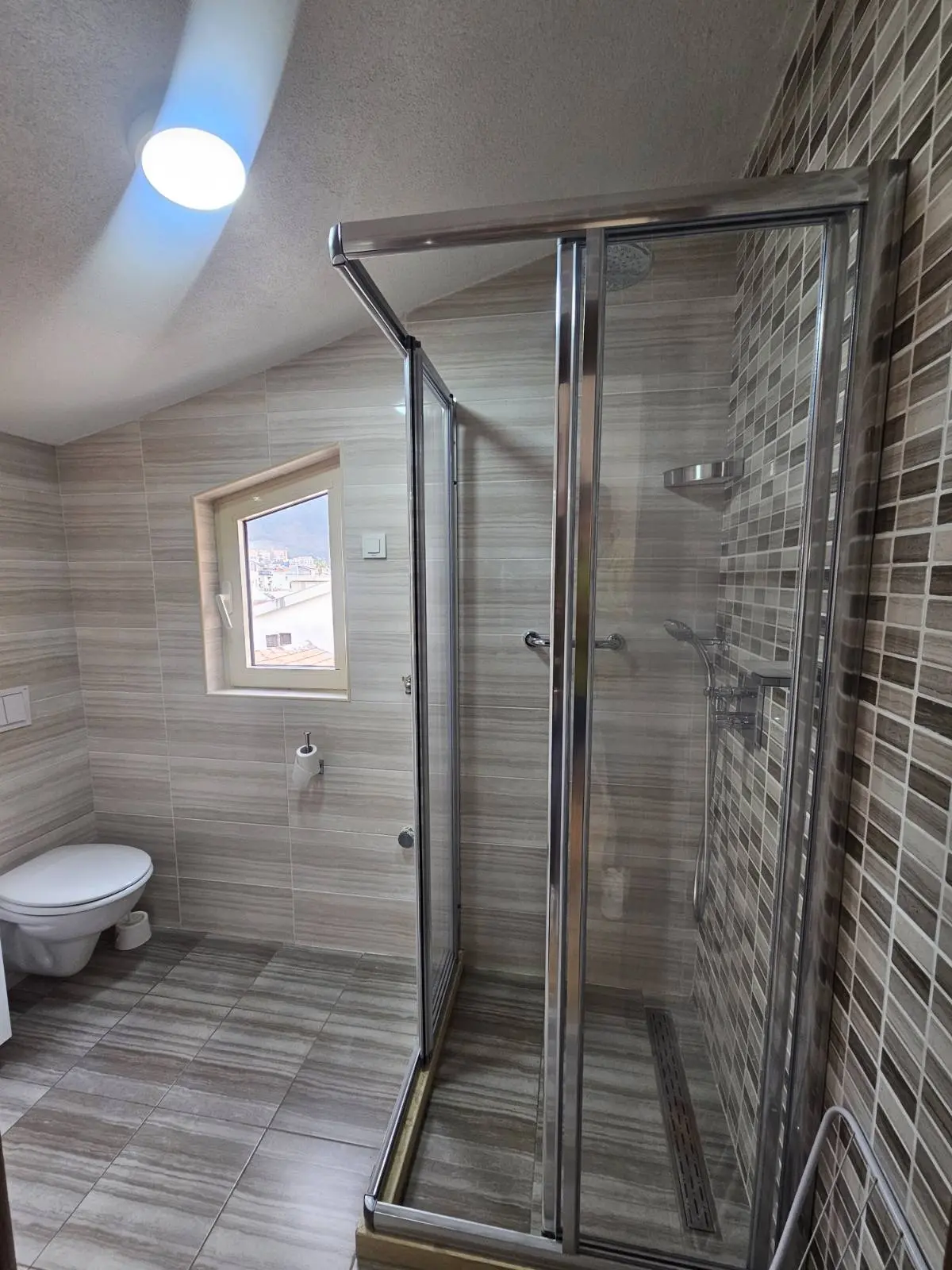 Dio kupatila sa tus kabinom