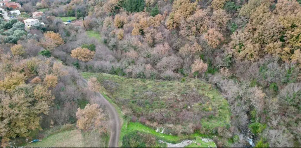 Zemljiste se nalazi uz sami put