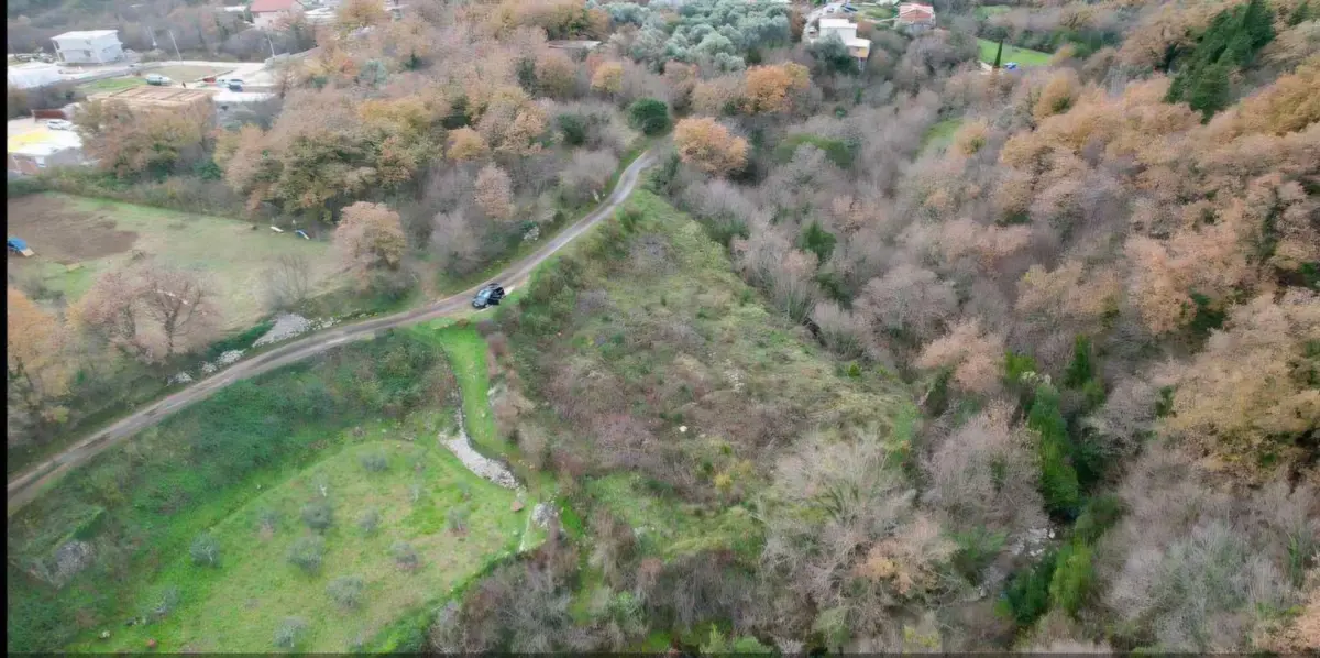 Posjeduje UTT uslove zaizgradnju stambenog objekta spratnosti P+1