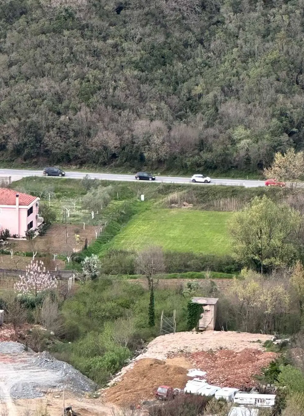 Zemljiste se nalazi uz sami magistralni put