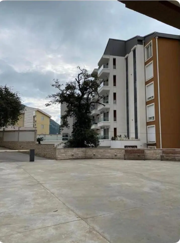 zgrada u kojoj se nalazi stan