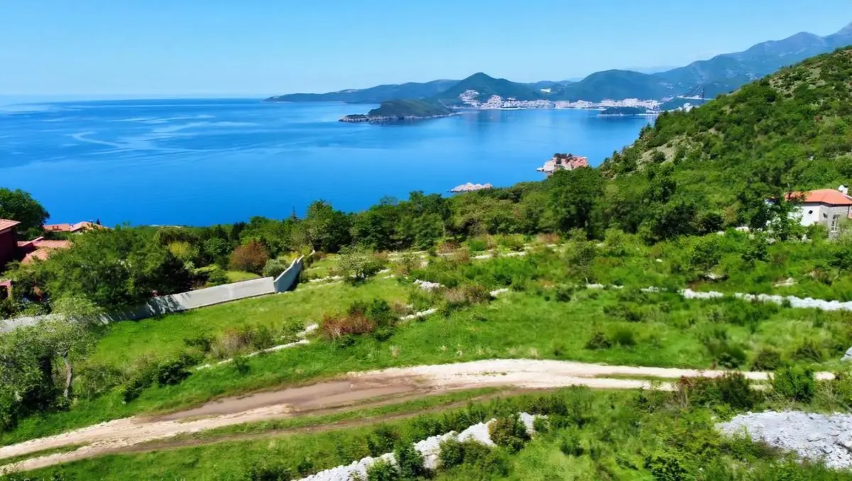 Zemljiste zauzima ukupnu povrsinu od 9783m2 i posjeduje panoramski pogled na more