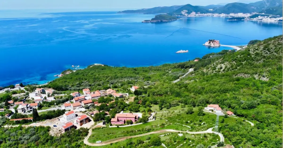 Smjesteno je u Blizikucama u blizini Svetog Stefana