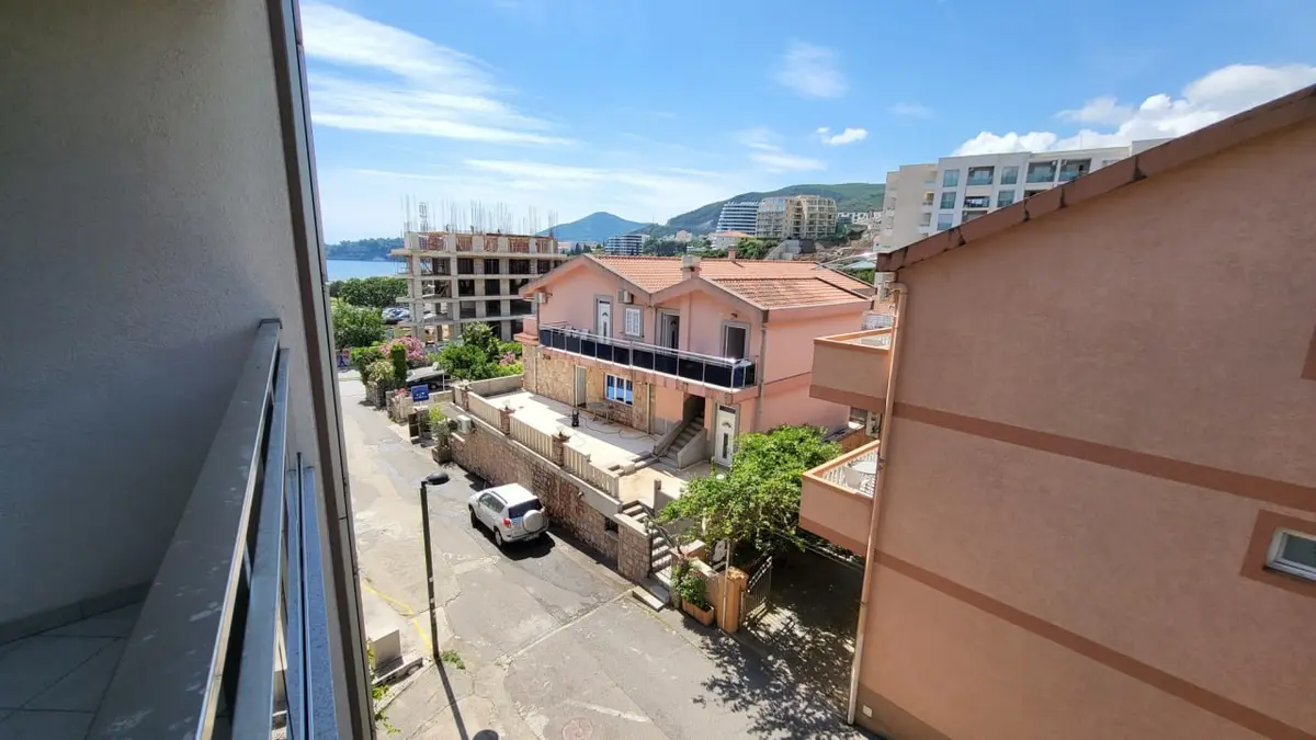 Stan sa terase ima bocni pogled na more