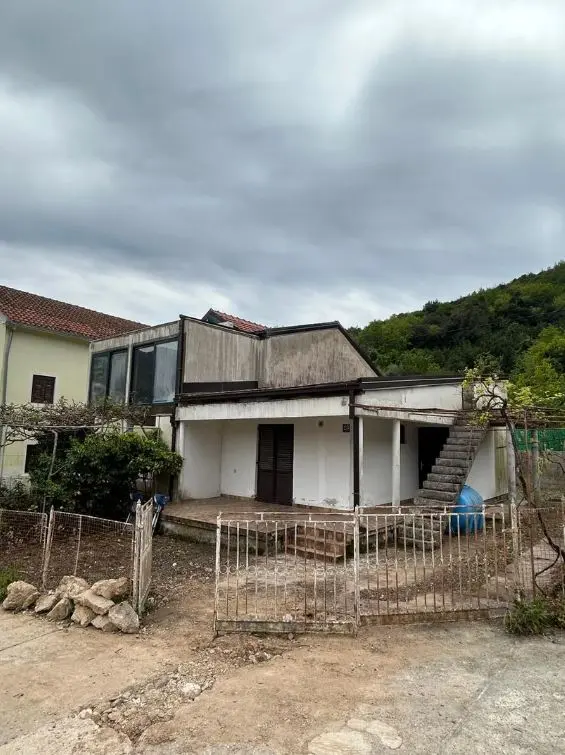 Nekretnini je potrebna renovacija, postoji mogucnost nadogradnje