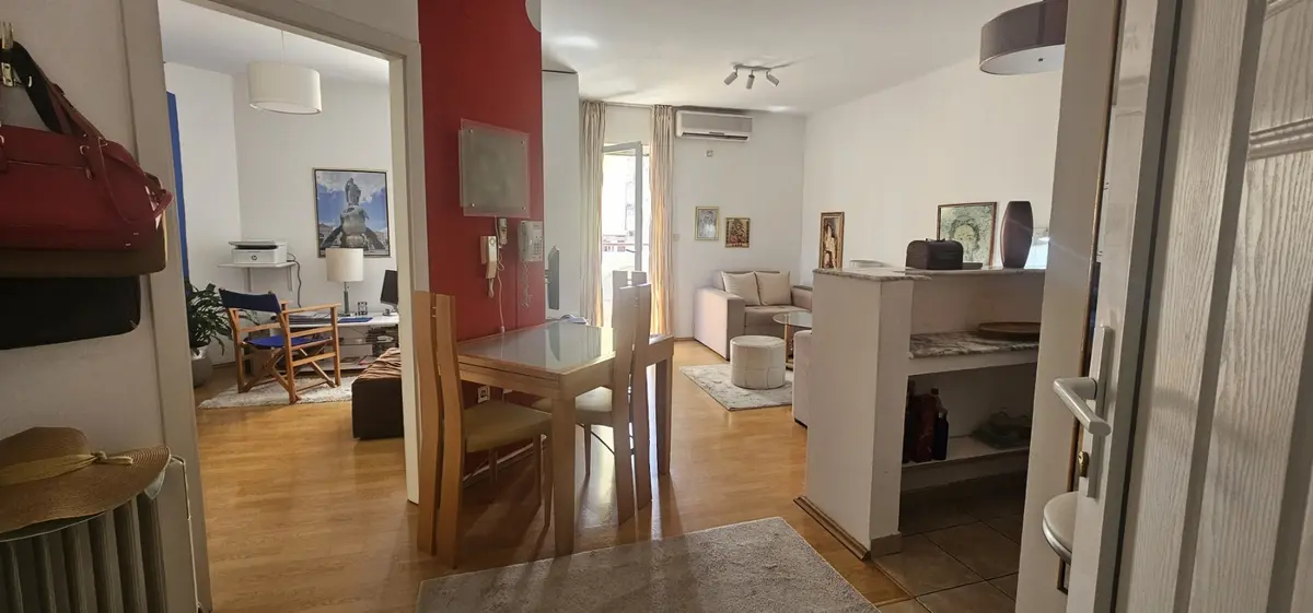 Dio dnevnog boravka sa ulazom u spavacu sobu