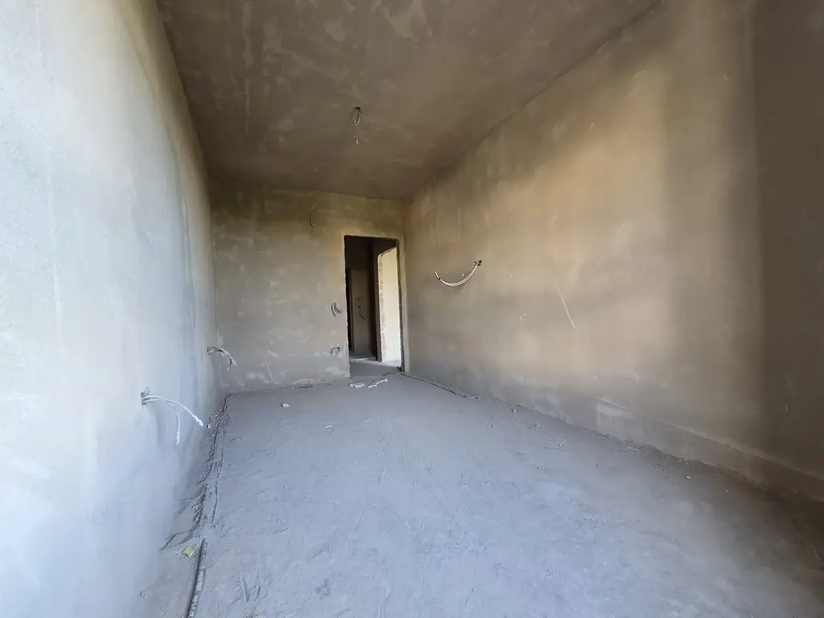 Dnevni boravak sa kuhinjom i trpezarijom posmatrano sa terase