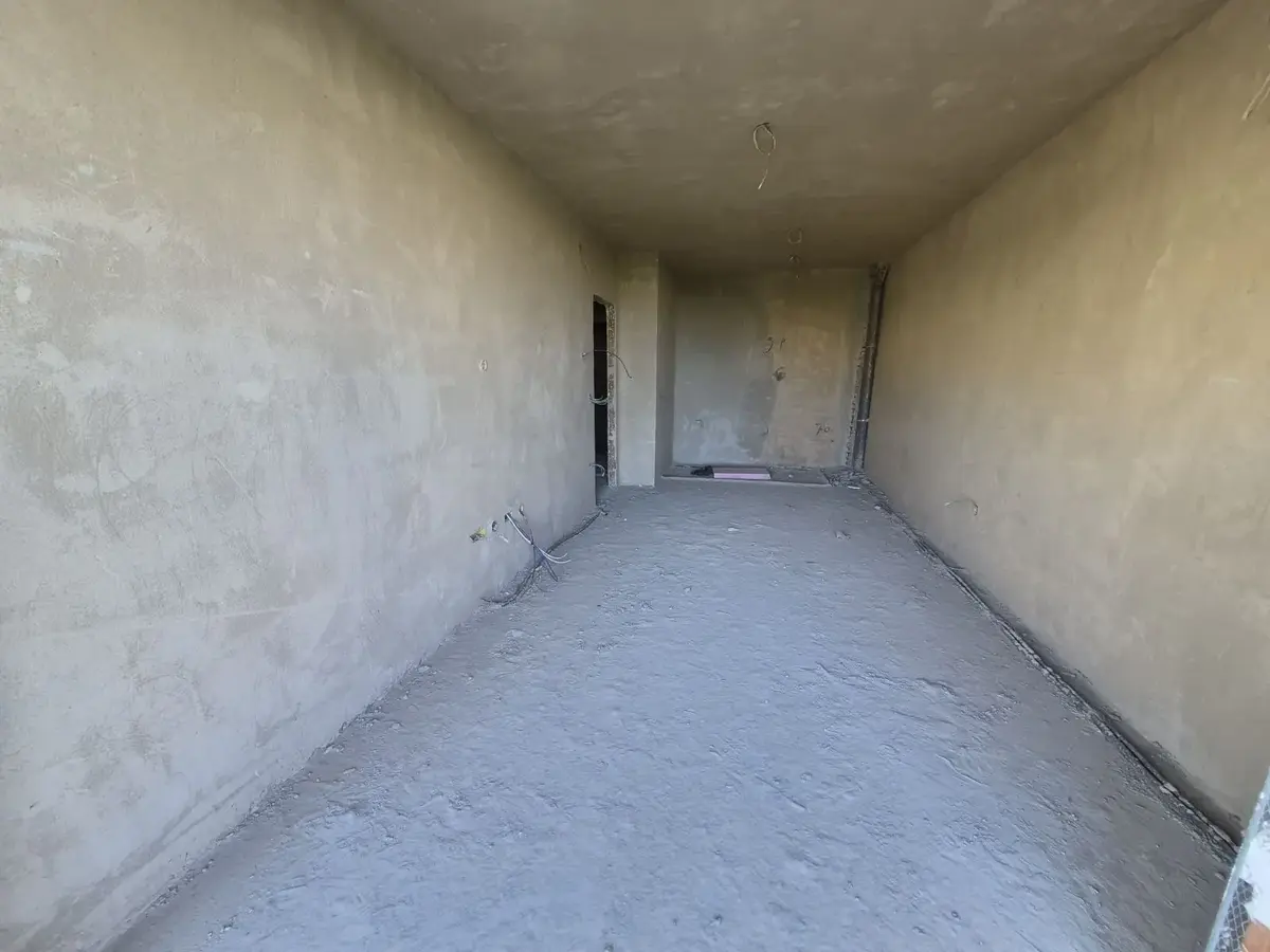 Dnevni boravak sa kuhinjom i trpezarijom posmatrano sa terase