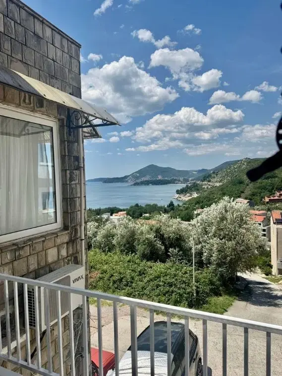 Sa terase se pruza pogled na more