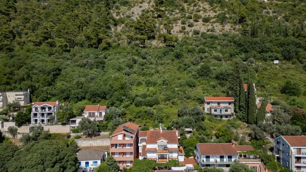 Sastoji se od dvije urbanisticke parcele