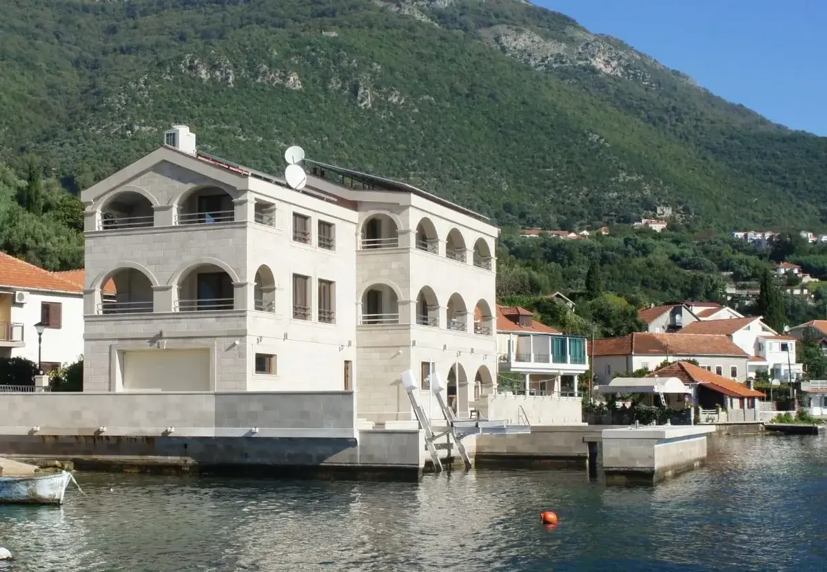 Nalazi se na samoj obali mora