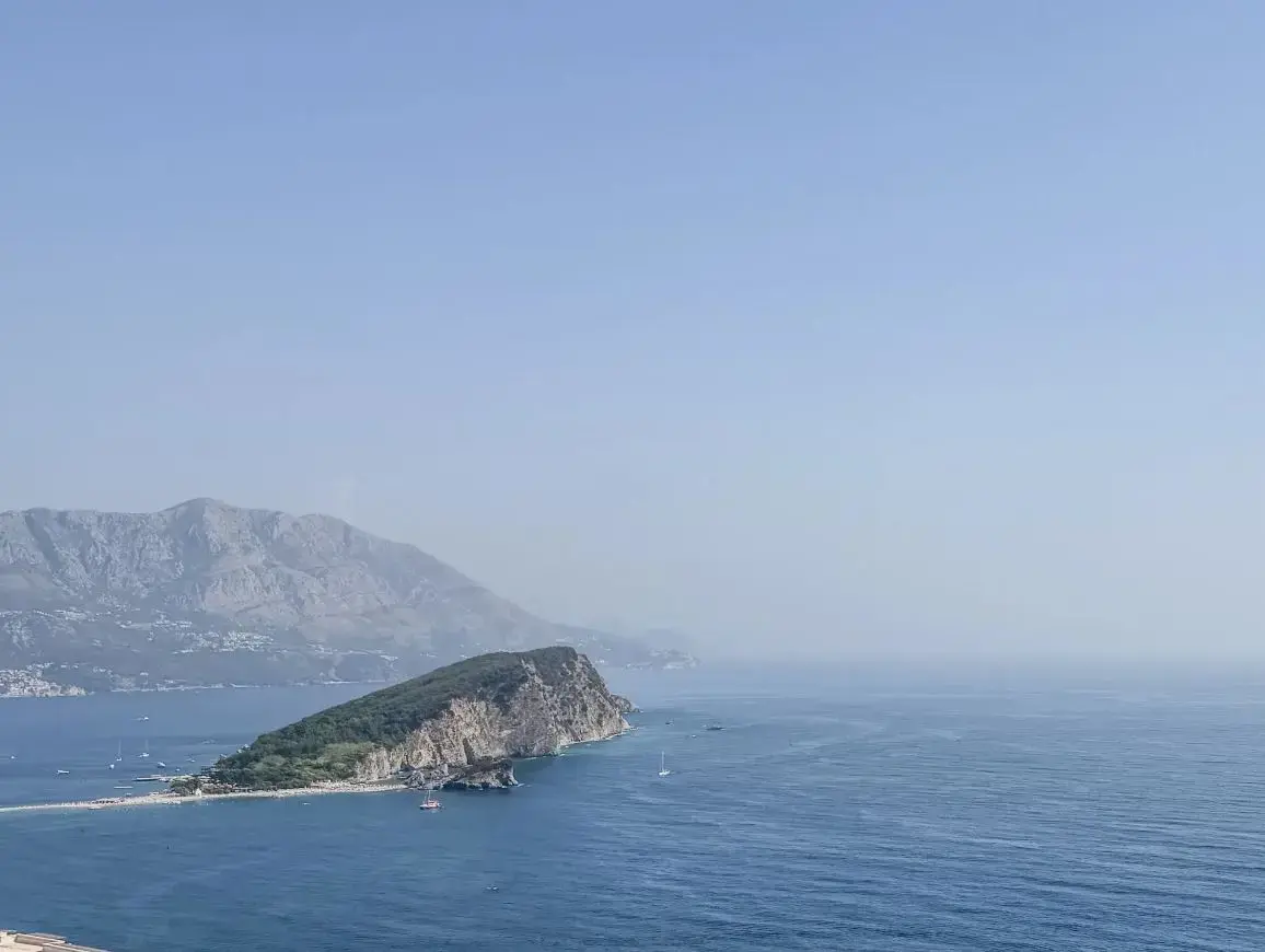 Stan posjeduje panoramski i trajan pogled na ostvro Sveti Nikola
