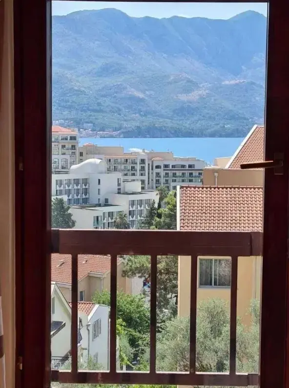 Stan i iz spavace sobe posjeduje pogled  na more