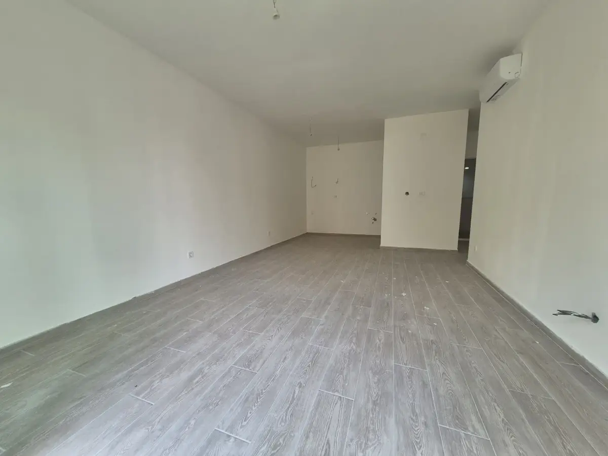 Dnevni boravak sa kuhinjom i trpezarijom posmatrano sa terase