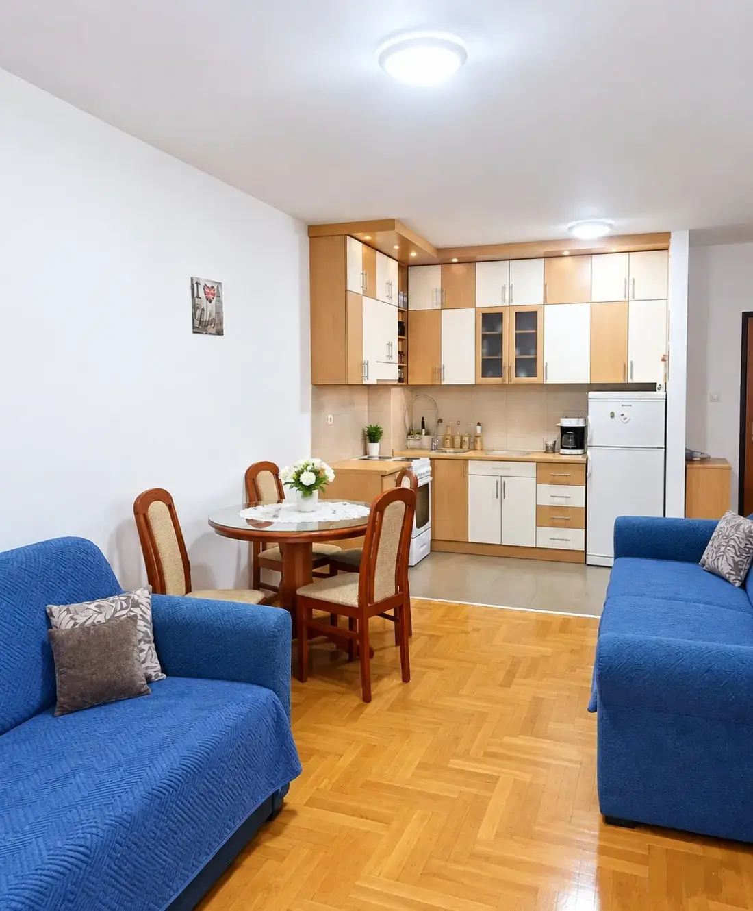 Dnevni boravak sa kuhinjom i trpezarijom