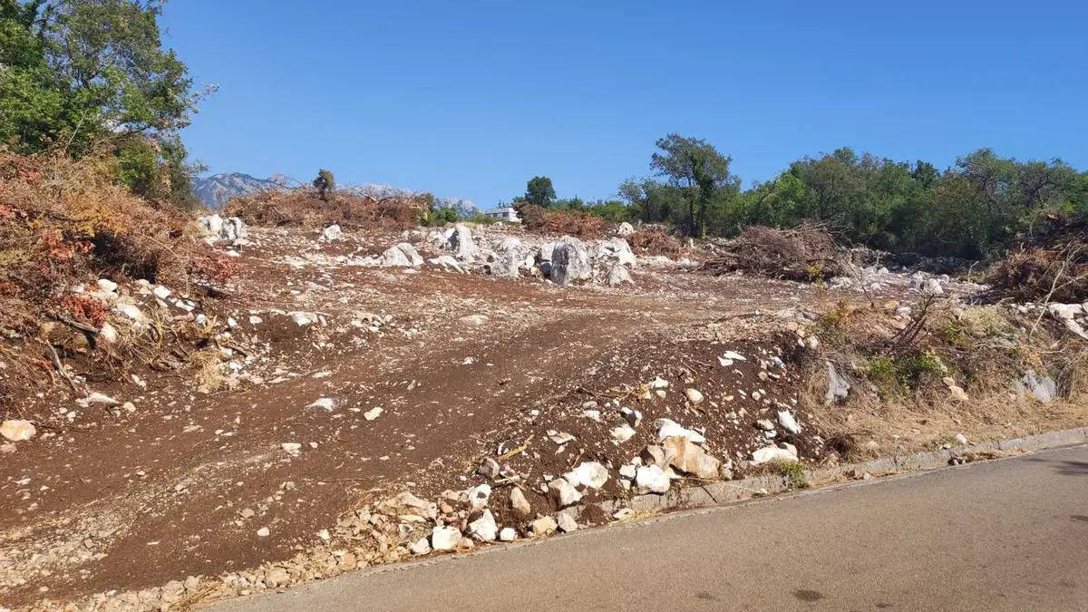 Zemljiste zauzima povrsinu od 4254 m2
