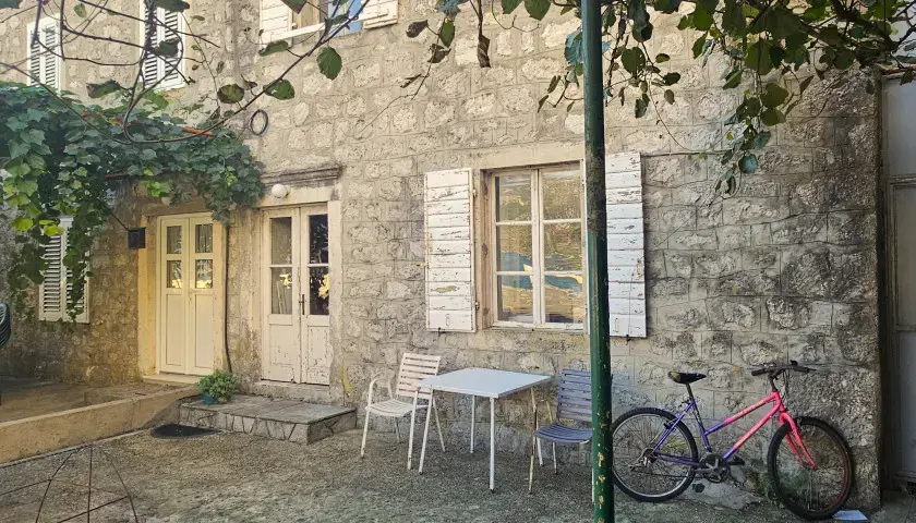 U pitanju je stara kamena kuca kojoj je potrebna renovacija